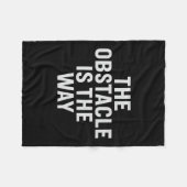 Het obstakel is de weg. Stoïcijnse quote, ontwerp. Fleece Deken (Voorkant (Horizontaal))