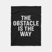 Het obstakel is de weg. Stoïcijnse quote, ontwerp. Fleece Deken (Voorkant)
