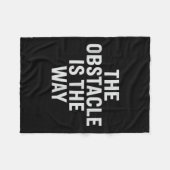 Het obstakel is de weg. Stoïcijnse quote, ontwerp. Fleece Deken (Voorkant (Horizontaal))