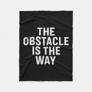 Het obstakel is de weg. Stoïcijnse quote, ontwerp. Fleece Deken