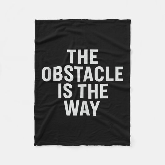 Het obstakel is de weg. Stoïcijnse quote, ontwerp. Fleece Deken (Voorkant)