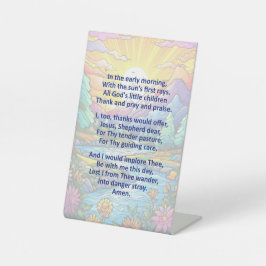 Het ochtendgebed van een kind op een voetstuk reclamebord met voetstuk