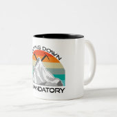 Het omlaag brengen is een verplichte bergbeklimmin tweekleurige koffiemok (Voorkant rechts)