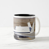 Het onbemande vliegtuig Global Hawk Tweekleurige Koffiemok (Voorkant rechts)