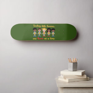 HET ONDERWIJS VAN KLEINE MENSEN HEEFT ÉÉN HART PER PERSOONLIJK SKATEBOARD