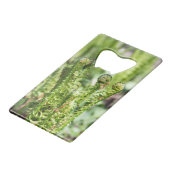 Het ontwaken van jonge fern in de tuin creditkaart flessenopener (Voorkant Gekanteld)