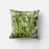 Het ontwaken van jonge fern in de tuin kussen (Voorkant)