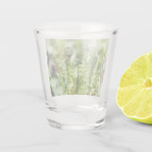 Het ontwaken van jonge fern in de tuin shot glas (Achterkant)