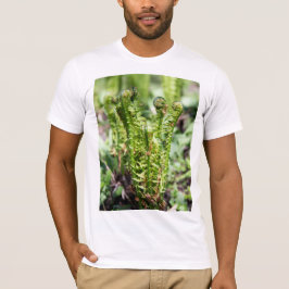 Het ontwaken van jonge fern in de tuin t-shirt