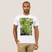 Het ontwaken van jonge fern in de tuin t-shirt (Voorkant volledig)