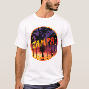 Het ontwerp van de stad Tampa met zonsondergang en T-shirt