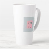 Het Ontwerp van de Tekst van de Liefde op een Lat Latte Mok (Rechterhoek)