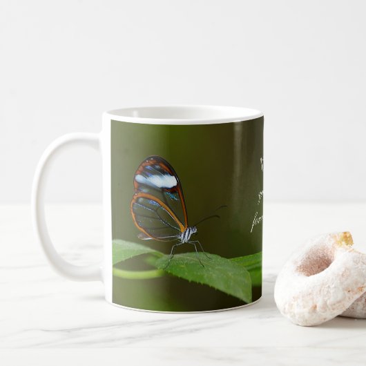 Het Ontwerp van de Vlinder van Glasswing "op van Koffiemok (Met donut)