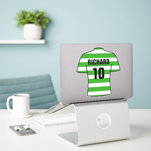 Het ontwerp van het shirt van het football in Groe Sticker (Laptop op bureau)