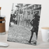 Het onverdiende meisje reclamebord met voetstuk (Insitu)