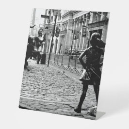 Het onverdiende meisje reclamebord met voetstuk