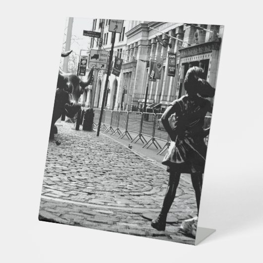 Het onverdiende meisje reclamebord met voetstuk (Voorkant)