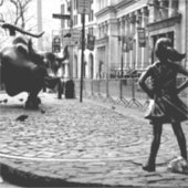 Het onverdiende meisje sticker (Voorkant)