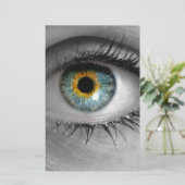 Het oog kijkt kijkersconcept macro briefpapier (Staand voorkant)