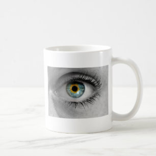 Het oog kijkt kijkersconcept macro koffiemok