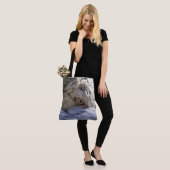 Het oog van een pelikaan tote bag (Op model)