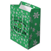 Het openen van Boston MA kerst Wreath Medium Cadeauzakje (Achterkant Gekanteld)