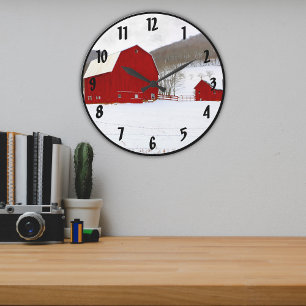 Het oude Rode Boerderij van de Barns in een Snowy  Grote Klok