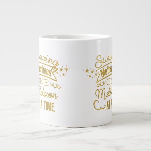 Het overleven van moederschap één meltdown tegelij grote koffiekop (Voorkant)