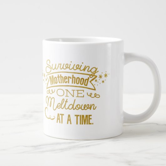 Het overleven van moederschap één meltdown tegelij grote koffiekop (Rechts)