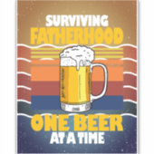 Het overleven van vaderschap één bier per keer sticker (Voorkant)