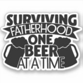 Het overleven van vaderschap één bier per keer sticker (Voorkant)