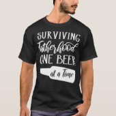 Het overleven van vaderschap één bier tegelijk gra t-shirt (Voorkant)
