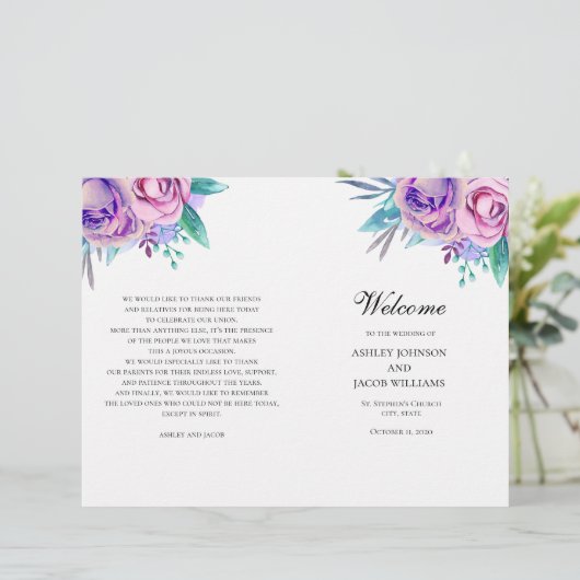 Het Paarse trouwprogramma is gevouwen. Lila bloeme (Staand voorkant)