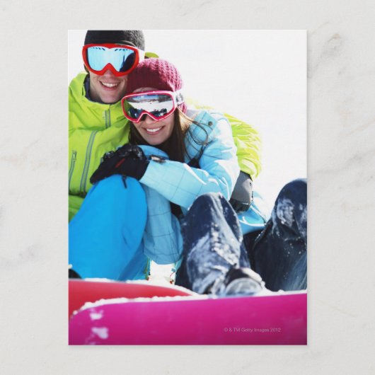 Het paarzitting van Snowboarder op sneeuw Briefkaart (Voorkant)