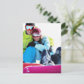 Het paarzitting van Snowboarder op sneeuw Briefkaart (Staand voorkant)