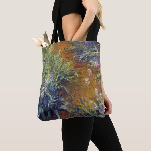Het pad door de Irises door Claude Monet Tote Bag (Dichtbij)