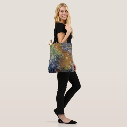 Het pad door de Irises door Claude Monet Tote Bag (Op model)