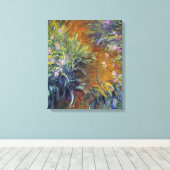 Het pad door de irissen door Claude Monet Canvas Afdruk (Insitu (Houten vloer))