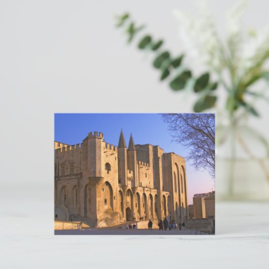 Het paleis van de paus in Avignon met mensen Briefkaart (Staand voorkant)