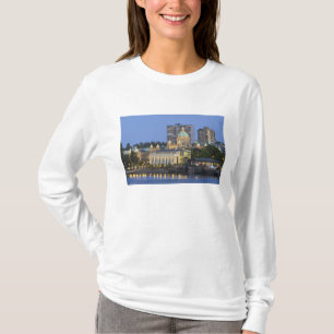 Het parlementsgebouw verlicht aan de binnenkant t-shirt