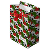 Het Patroon van het Voetbal van Kerstmis Medium Cadeauzakje (Achterkant Gekanteld)