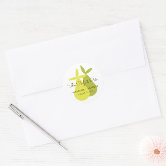 Het perfecte paar gele groene peren bruiloft ronde sticker (Envelop)