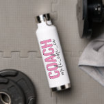 Het persoonlijke Manuscript van de Naam van Coach Waterfles<br><div class="desc">Een persoonlijke Coach's Name Script Water Bottle for Coaches. Kies kleur van tekst, verander namen en titels. Heb een Unieke Gepersonaliseerde Gifts voor een Coach. Een Cach Water Bottle Gift. Gepersonaliseerde Coach Gifts. Coach Giften voor mannen Coach Gift voor haar</div>