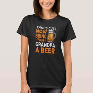 Het pet komt nu met je opa een bier - vader! t-shirt