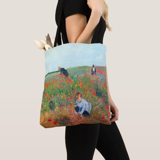 Het plukken van bloemen in een veld, Mary Cassatt Tote Bag (Dichtbij)