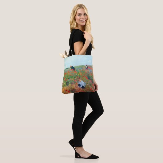 Het plukken van bloemen in een veld, Mary Cassatt Tote Bag (Op model)