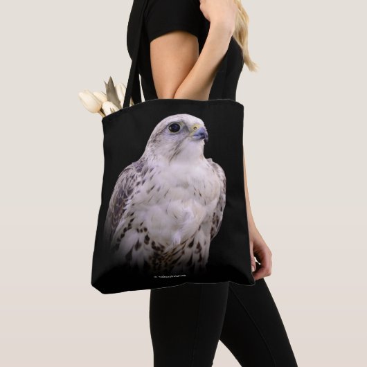 Het portret van een Inquisitive Saker Falcon Tote Bag