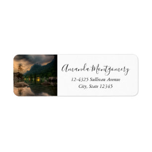 Het prachtige bergmeer in de Evening Foto Etiket