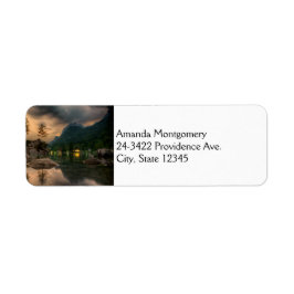 Het prachtige bergmeer in de Evening Foto Etiket