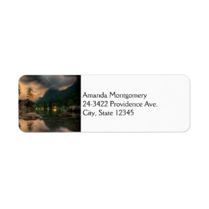 Het prachtige bergmeer in de Evening Foto Etiket